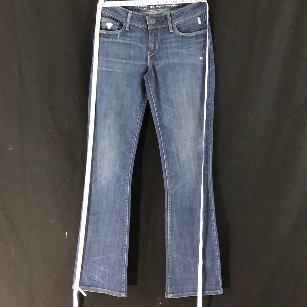 Levi’s 25”x34” low rise jeans slight flair leg a1